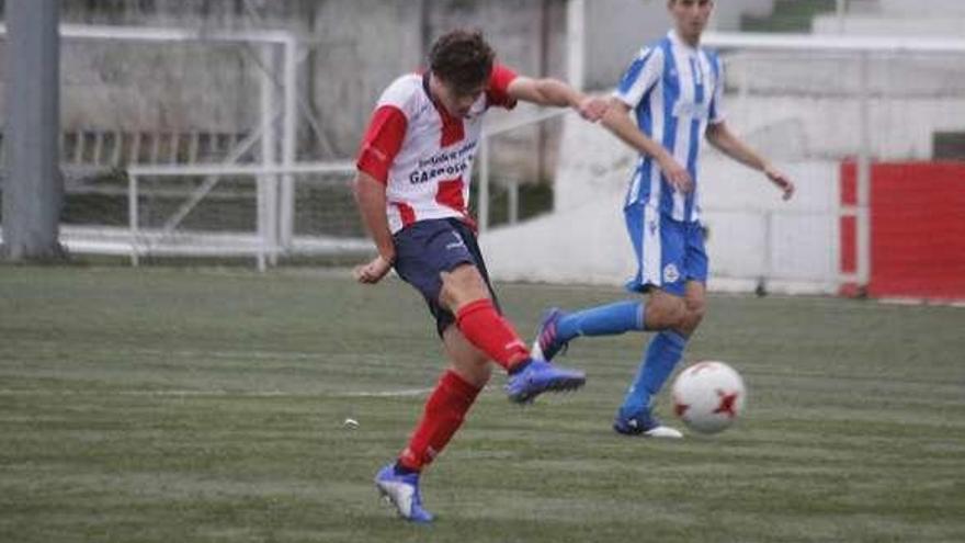 Una acción del partido entre Alondras y Deportivo. // Santos Álvarez