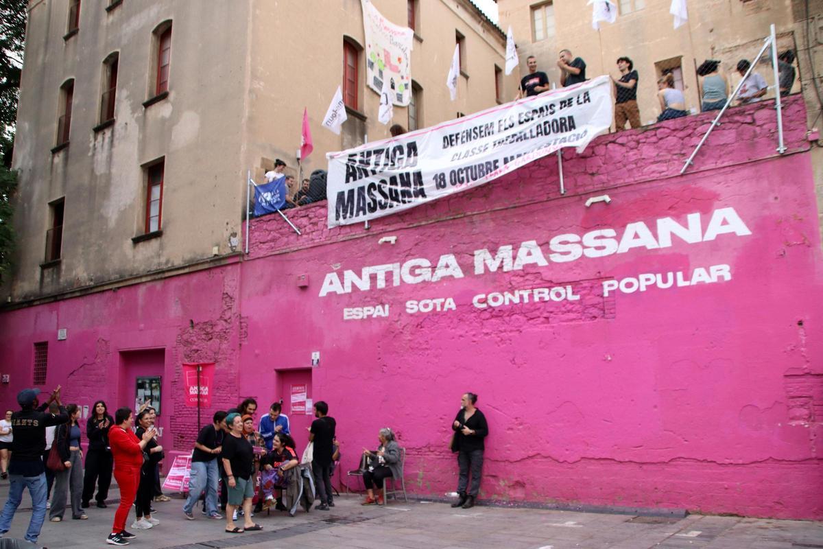 Activistas impiden el desalojo de la antigua Massana