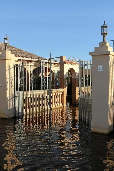 In dem kleinen Dorf in der Nähe des Flughafens von Mallorca steht das Wasser - und fließt seit Dezember nicht ab. Die Anwohner beklagen die Untätigkeit der Politik.