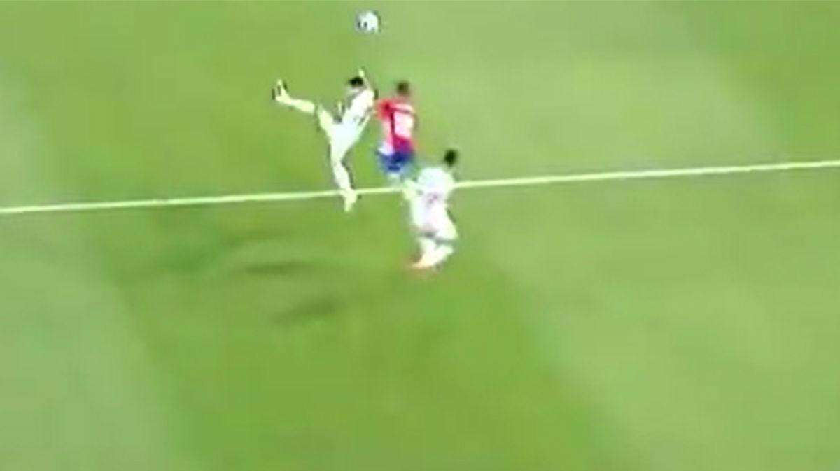 Así fue la espeluznante entrada sobre Palacios que le provocó una fractura en la columna. ¡El árbitro no expulsó al jugador de Paraguay!
