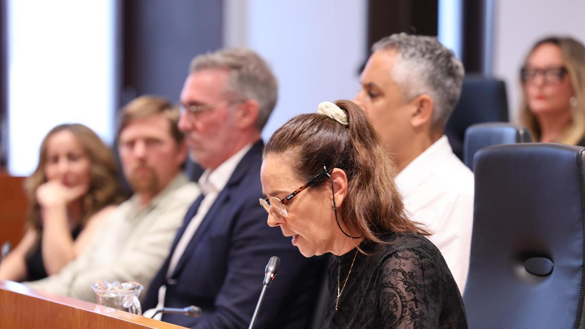 La edil de UP, rodeada de los concejales de Vox y del PSOE, durante su intervención.