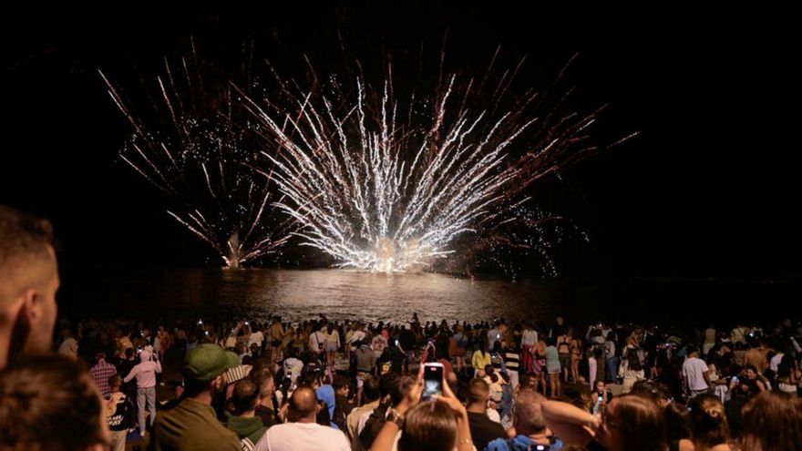 Arriba, fuegos acuáticos por la noche de San Juan, este lunes, en Sardina de Gáldar. Debajo, fuegos artificiales en Arucas.