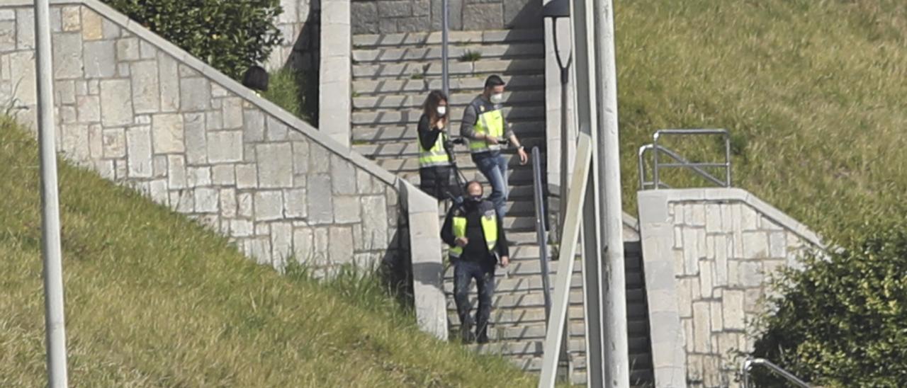 Los agentes de la UDEF en las escaleras de Alu Ibérica en Avilés.