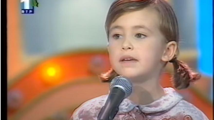 Rigoberta Bandini cantando en la televisión italiana, con seis años.
