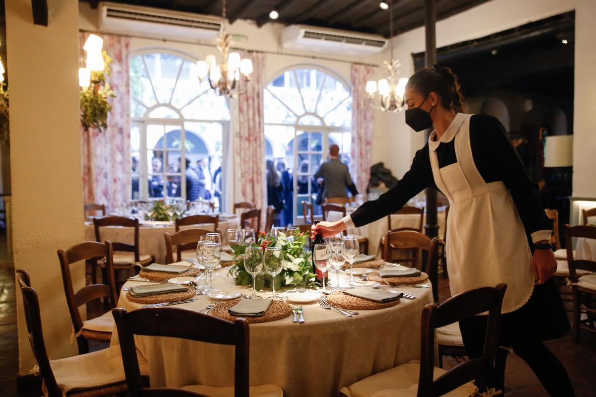 Preparando una mesa en el restaurante Bodegas Campos.