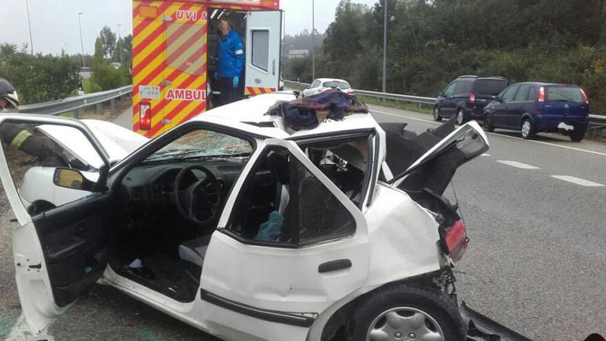 Varios heridos tras la colisión de un camión y un turismo en Castrillón