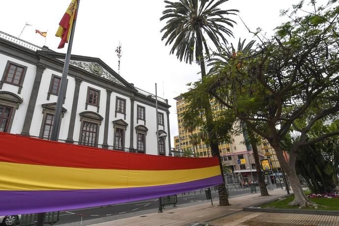 17-07-19 CANARIAS Y ECONOMIA. PARQUE DE SAN TELMO. LAS PALMAS DE GRAN CANARIA. Manifestacion, concentracion y despliegue de la bandera republicana delante del Palacio Militar. Fotos: Juan Castro.  | 17/07/2019 | Fotógrafo: Juan Carlos Castro