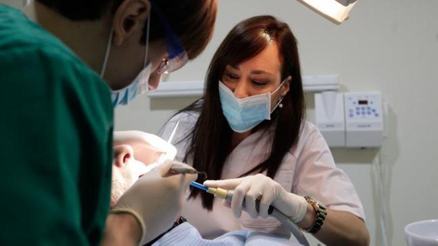 La cara solidaria de los dentistas asturianos