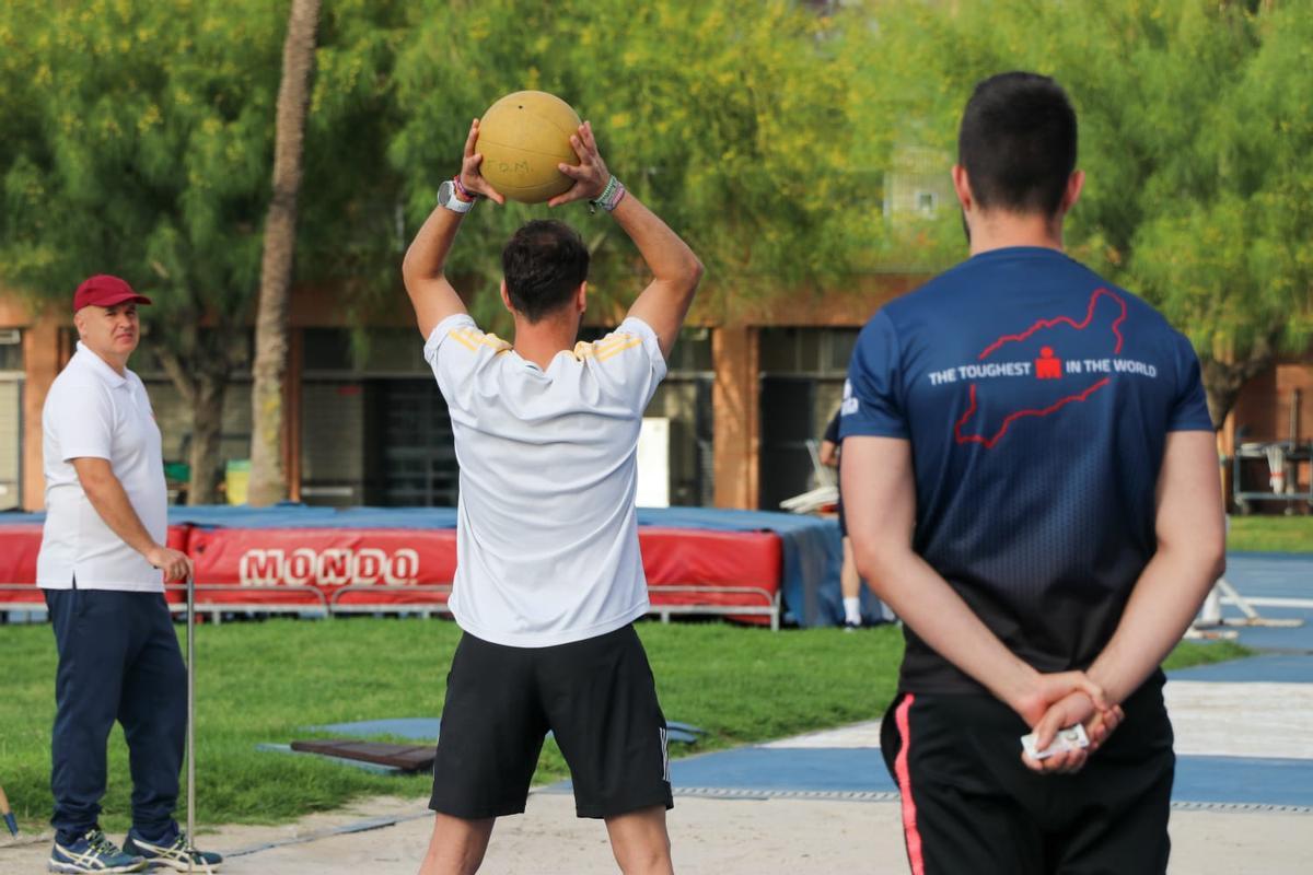 Prueba de hombres con el balón medicinal.