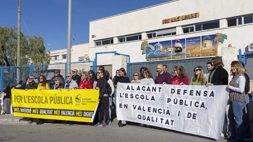 Protesta en el IES Las Lomas contra la consulta de la lengua en la provincia de Alicante