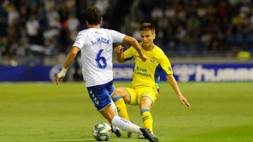 Ruiz de Galarreta trata de frenar el avance de Luis Milla.