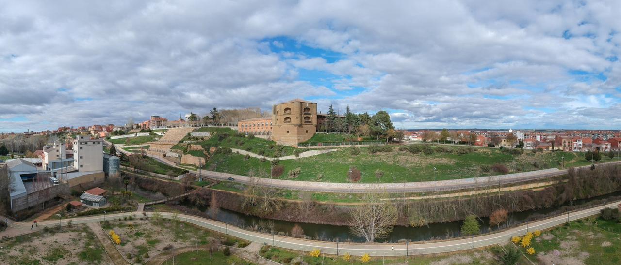 Vista aérea del Parador Nacional de Turismo Fernando II desde el Prado de las Pavas.