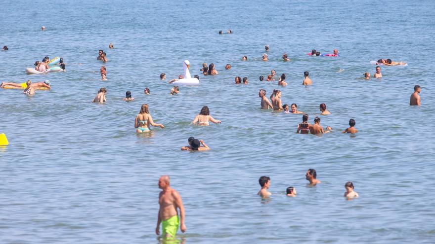 Playas llenas en València con el agua a casi 30 grados