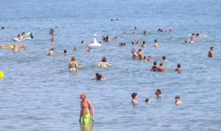 Playas llenas en València con el agua a casi 30 grados