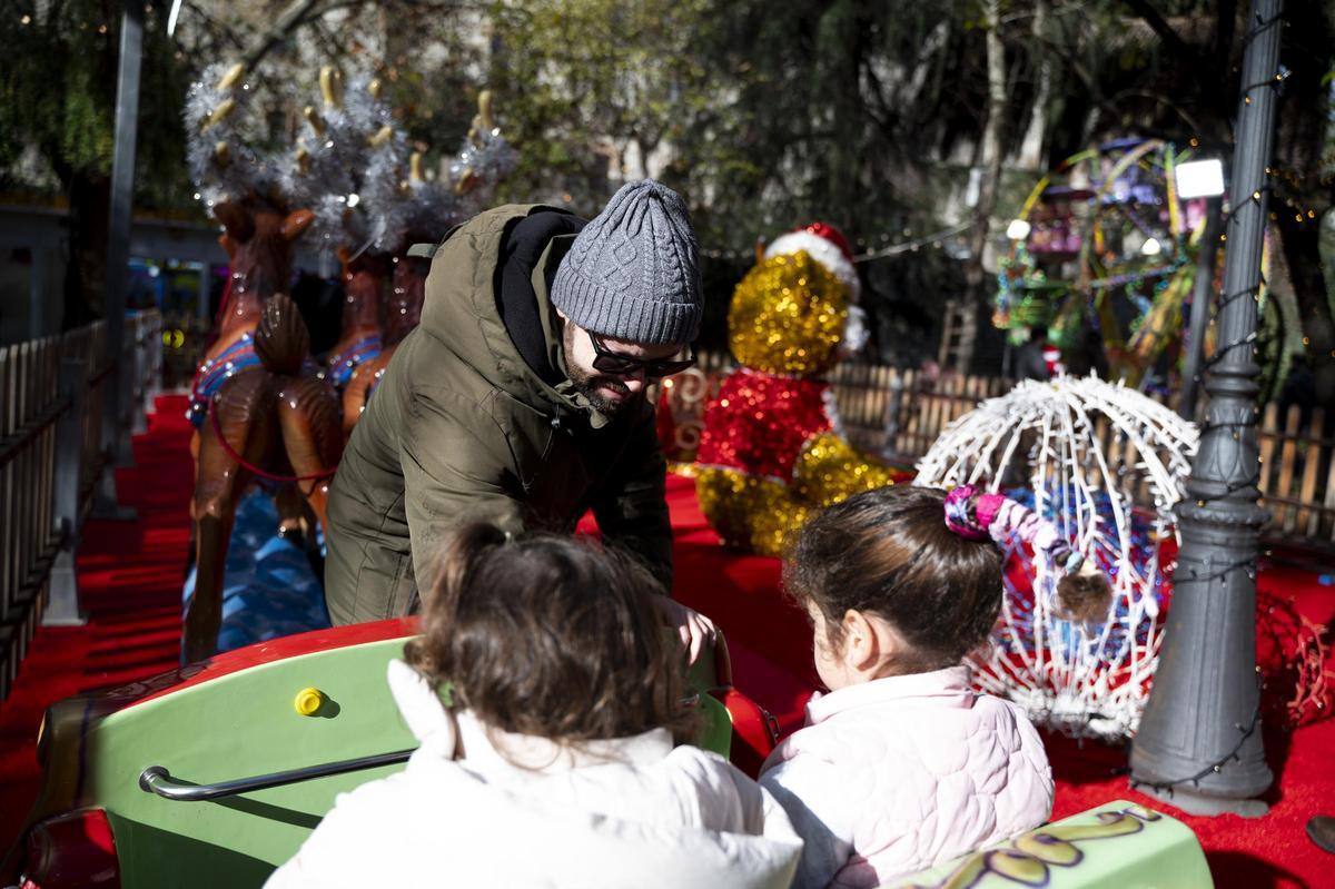 El cacereño Eduardo Bardón junto a sus dos niñas pequeñas.