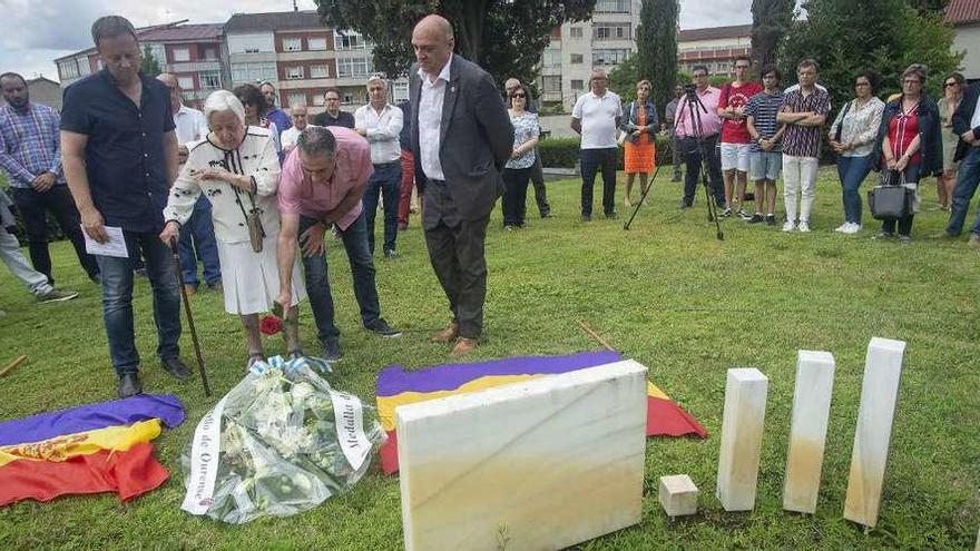 Rafa Villarino, Lola Suárez, Mario Franco y Armando Ojea depositan flores en el cementerio de San Francisco. // Carlos Peteiro