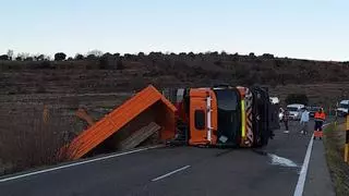 Vuelca un camión-grúa en la CV-15 en Castellón