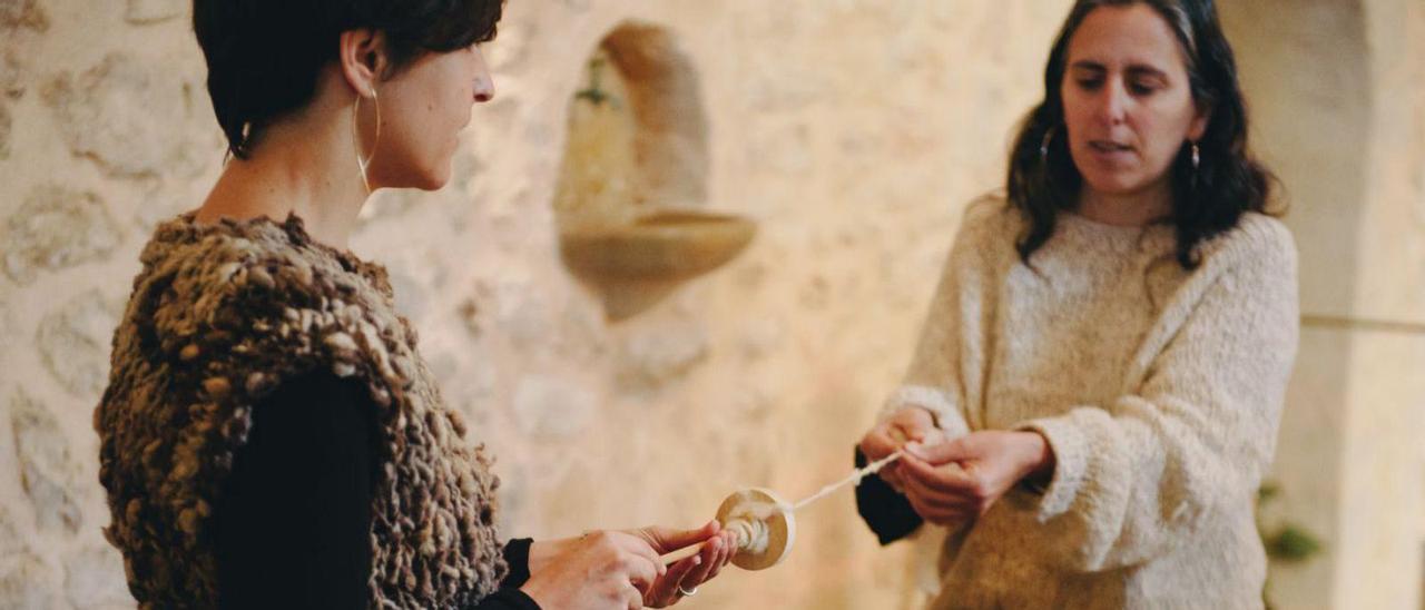 Gemma Salvador y Eugenia Marcote, de Llanatura, con un huso de hilar lana