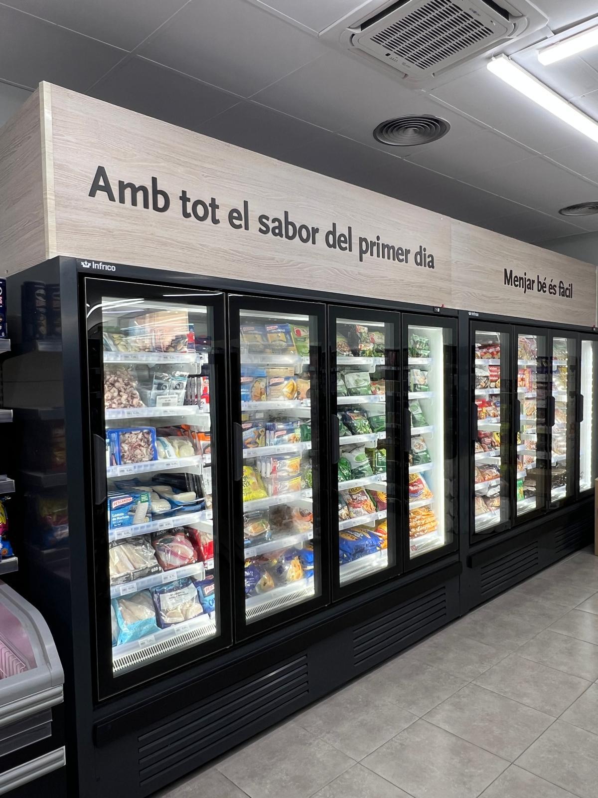 El supermercat compta amb marques pròpies: Gourmet (alimentació), Mical (neteja i drogueria) i Micaderm (higiene personal)