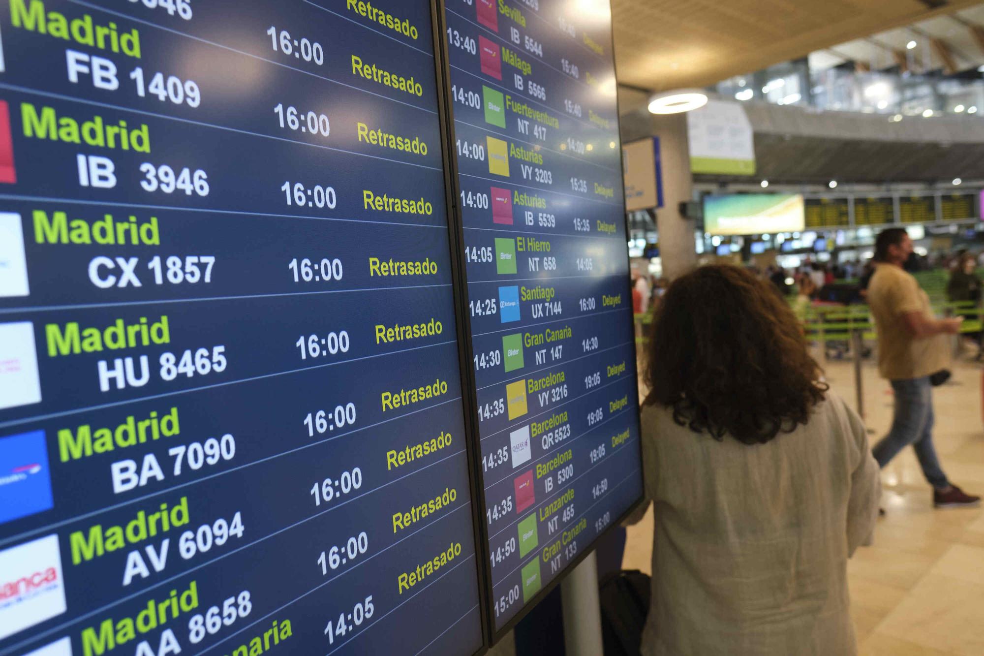 Problemas en el aeropuerto de Tenerife Norte por la nube de cenizas del volcán de La Palma