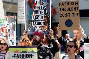 zentauroepp49874212 extinction rebellion protestors demonstrate against london f190920111113