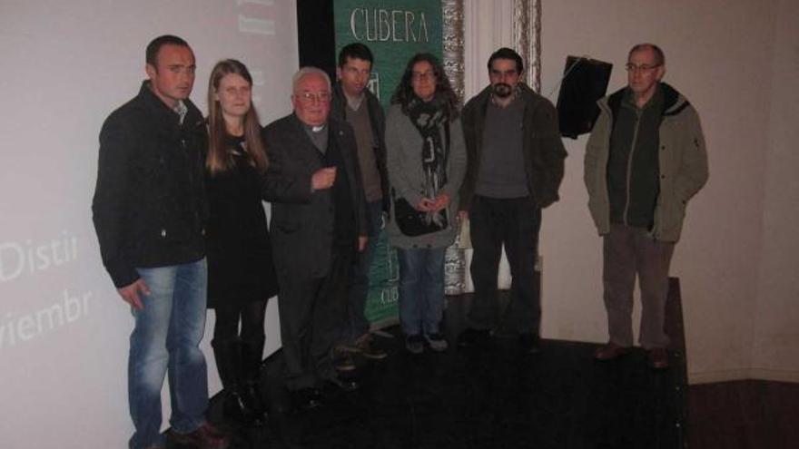 Foto de familia de los premiados ayer en el teatro Riera de Villaviciosa.