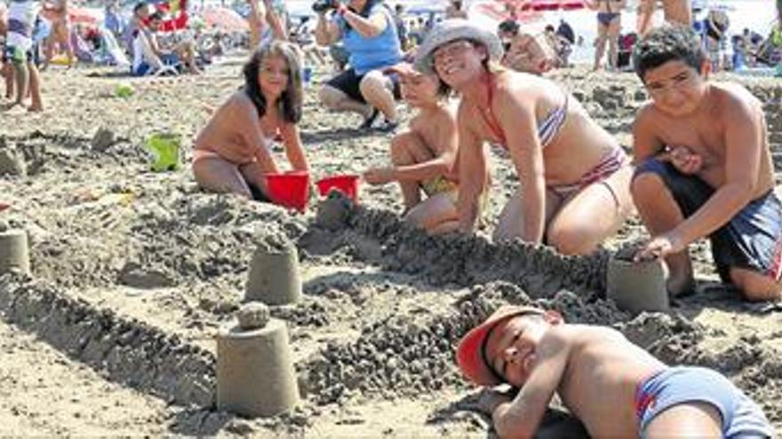 150 niños se citan en el primer torneo de castillos de arena