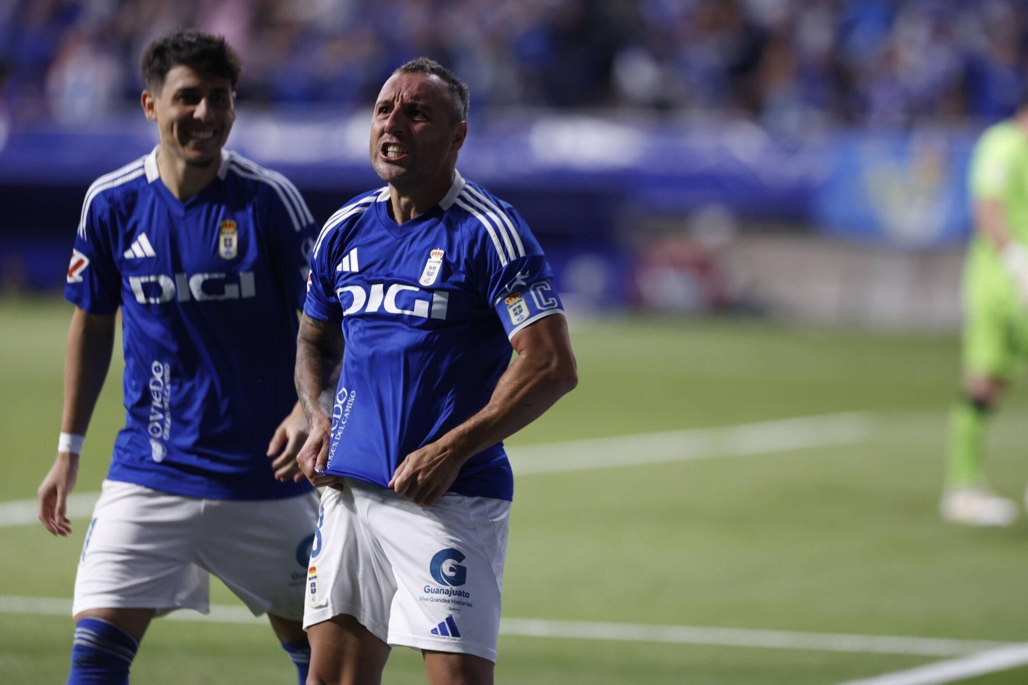 EN IMÁGENES: Ambientazo en la vuelta del play off entre Oviedo y Almería en el Carlos Tartiere