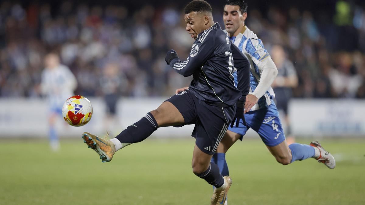 Kylian Mbappé golpea el balón en el partido de Copa del Rey contra el Talavera