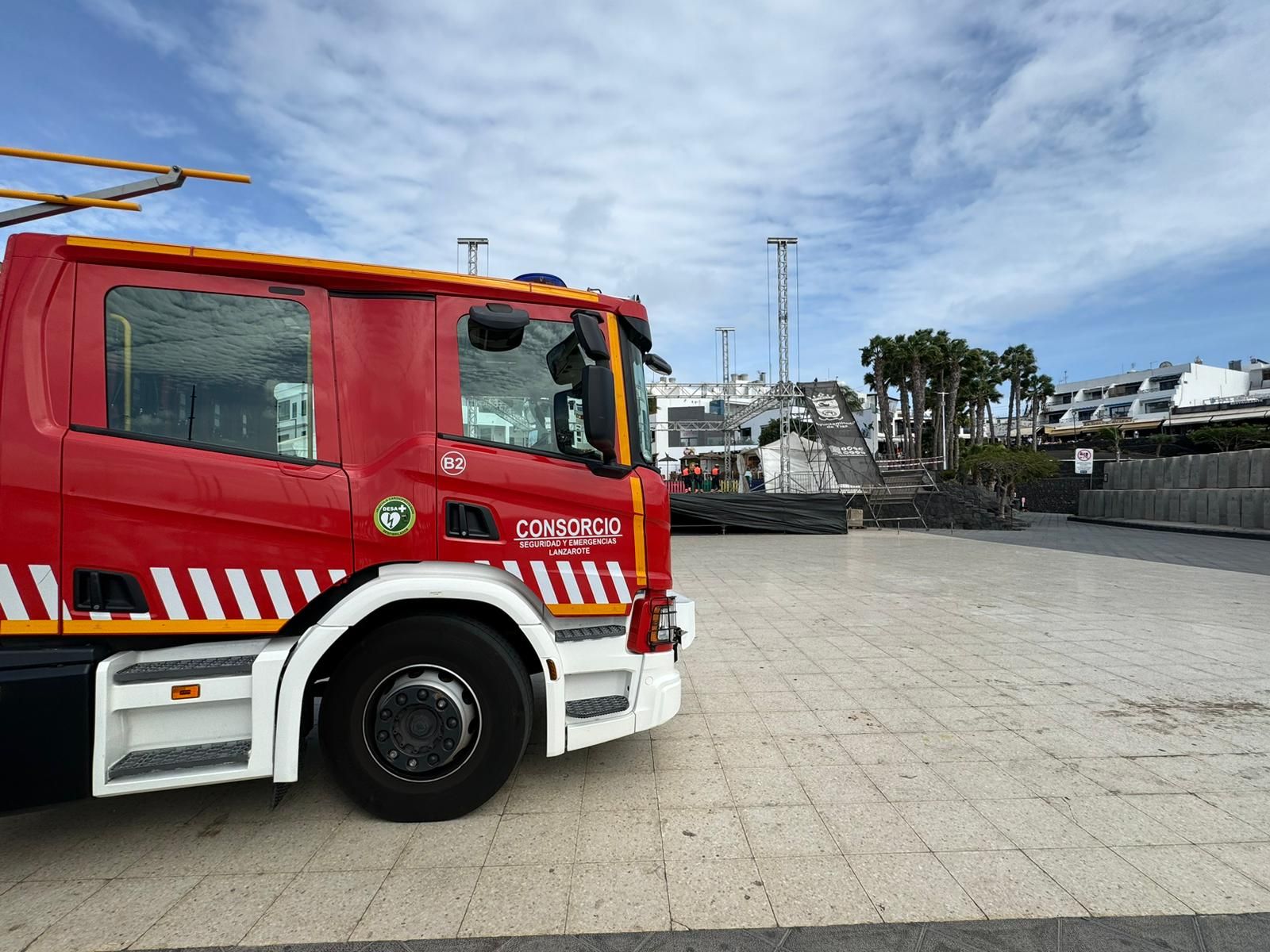 Coche de bomberos en la plaza del Varadero de Puerto del Carmen.