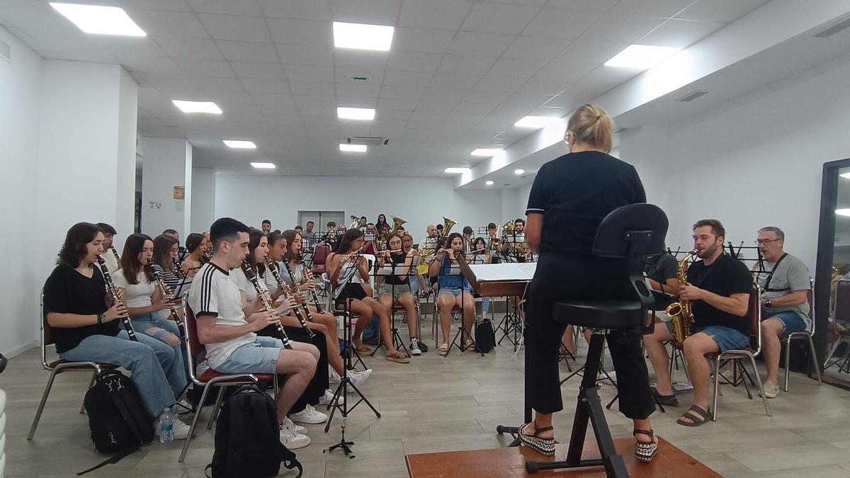 Natalia Montañés dirige un ensayo de la Unió Musical de Catarroja.