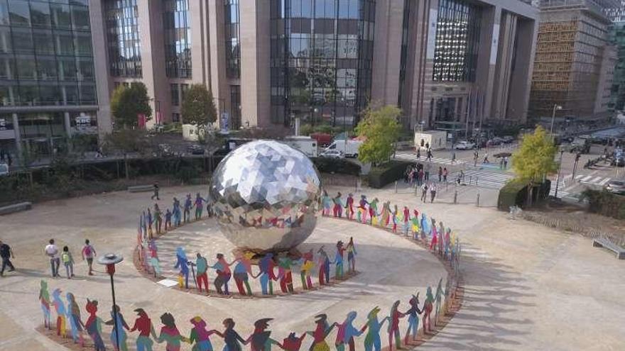 Gabarrón (centro), con Xosé Leal y representantes de Bueu, en la clausura. // S.Á.