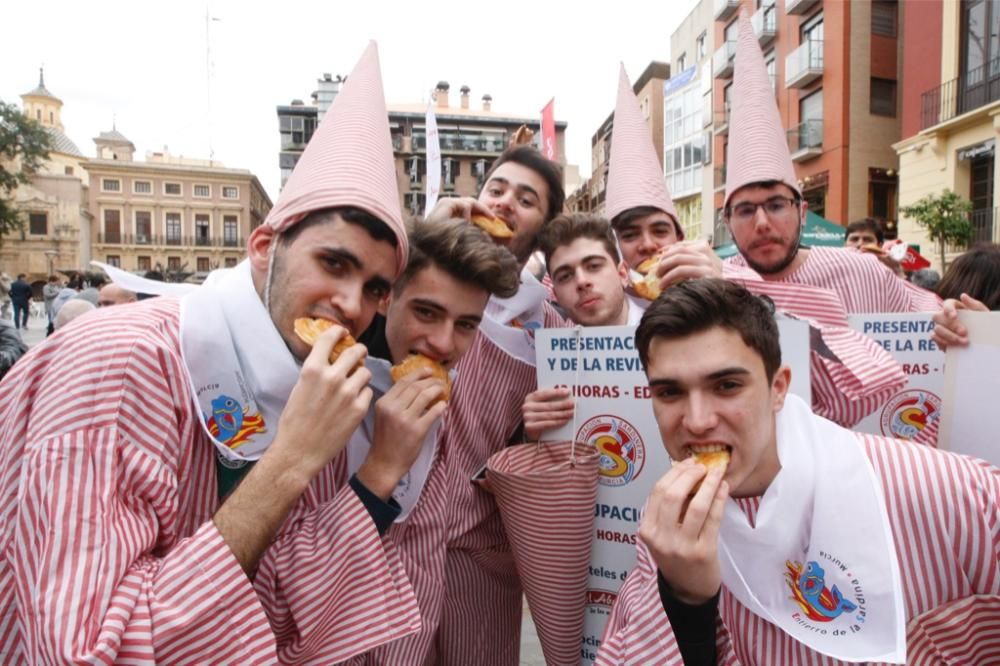 Reparto de pasteles de carne en la plaza del Romea