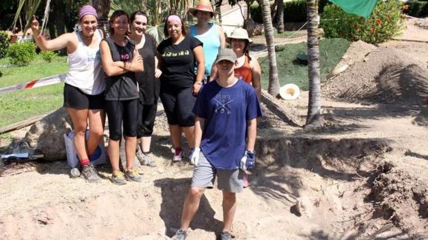 Foto de familia del grupo científico que trabaja en el nuevo yacimiento de Andratx.