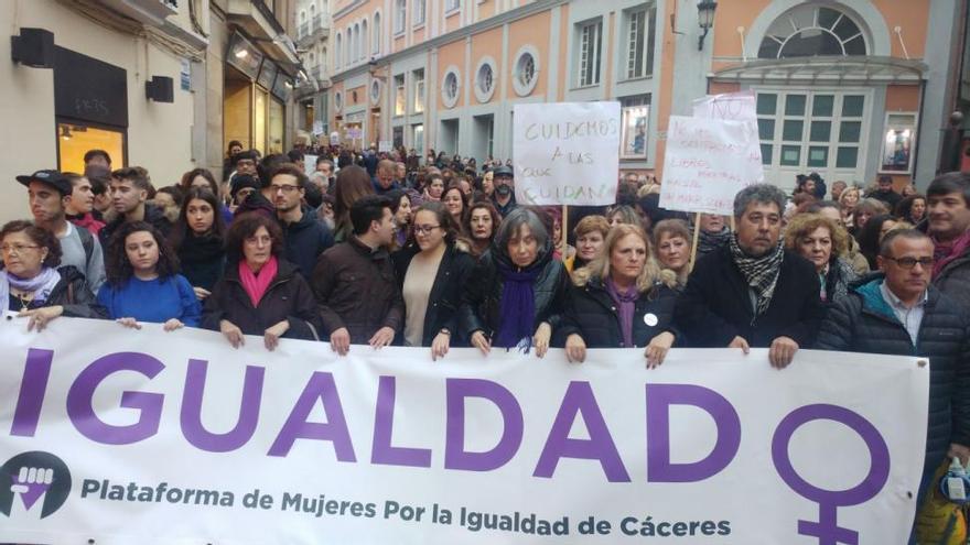 5.000 cacereños claman contra la desigualdad entre hombres y mujeres