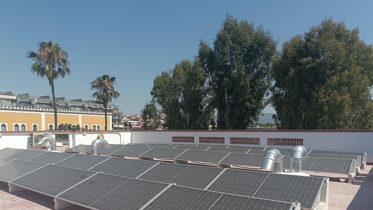 Placas solares en la cubierta del comedor.