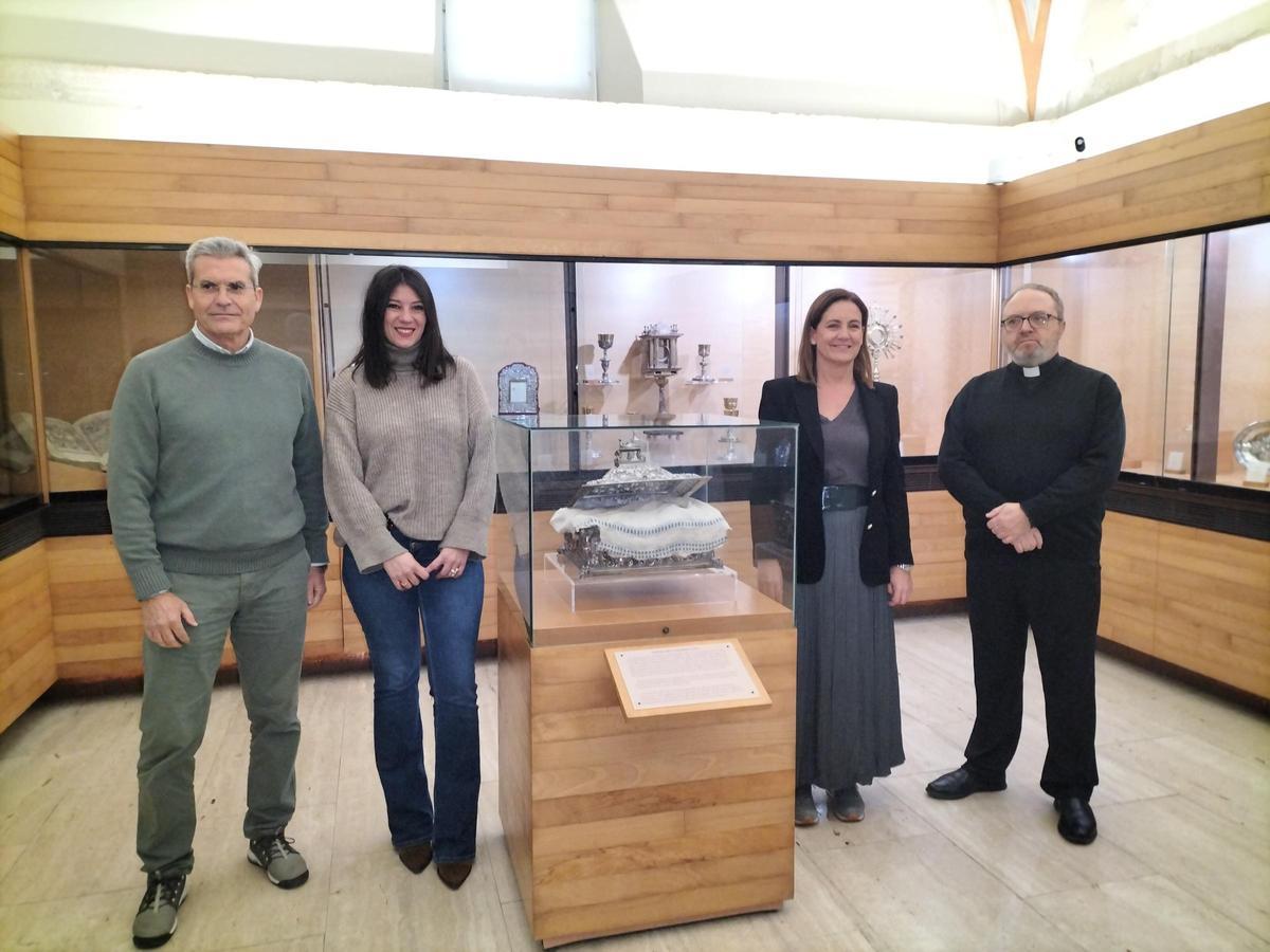 Alcaldesa y  deán (derecha), con la edil de Turismo y el técnico de Patrimonio, junto al Sagrado Mantel