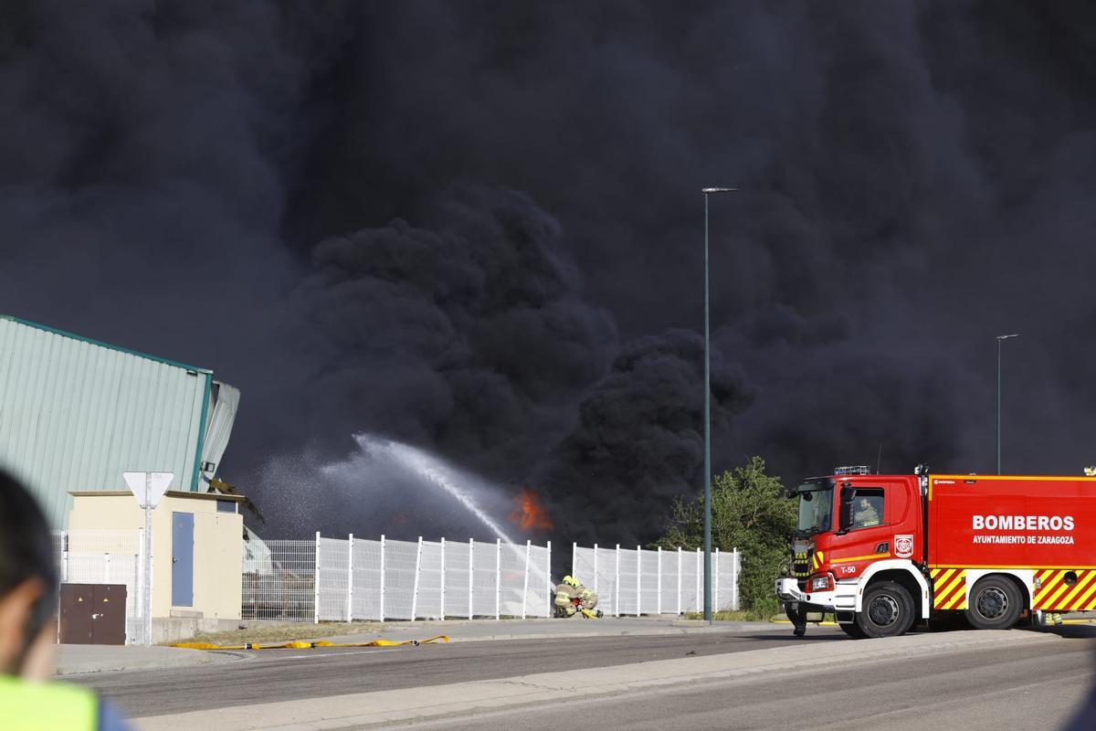 Los Bomberos de Zaragoza trabajando en el incendio en el PTR.