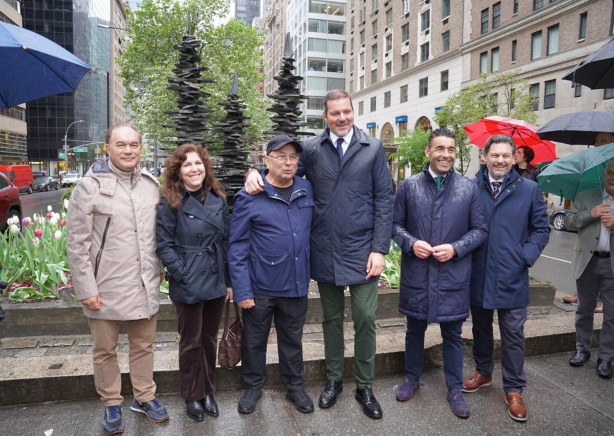 Manolo Paz, en el centro, con las «Catedrales» detrás del grupo. | FDV