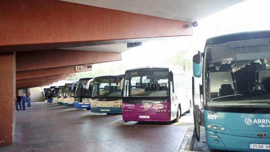Autobuses aparcados ayer en una estación gallega. // casteleiro/roller agencia