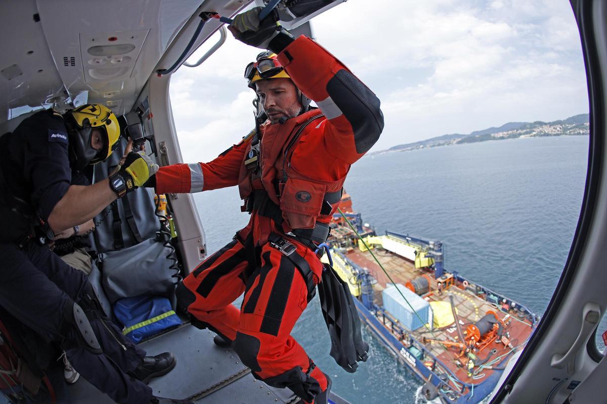 Un día en el «Pesca 1», el helicóptero de Gardacostas de Galicia