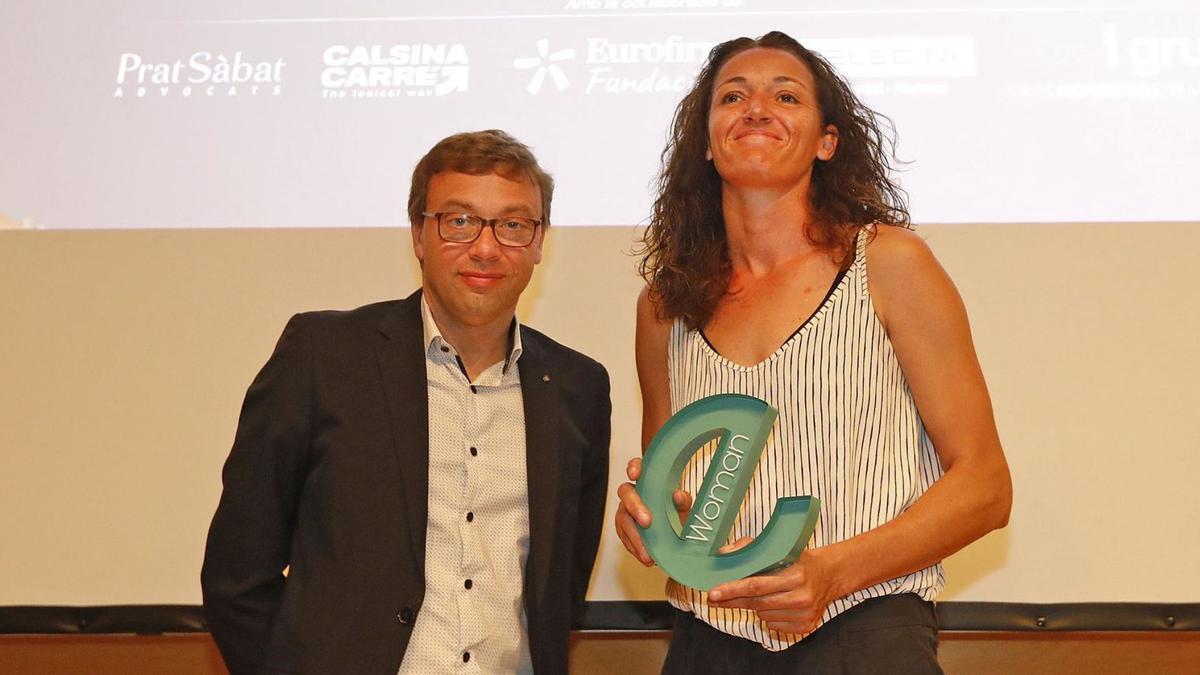 Laia Palau, exjugadora de bàsquet, rep el guardó de part del director de Diari de Girona, Josep Callol. | ANIOL RESCLOSA