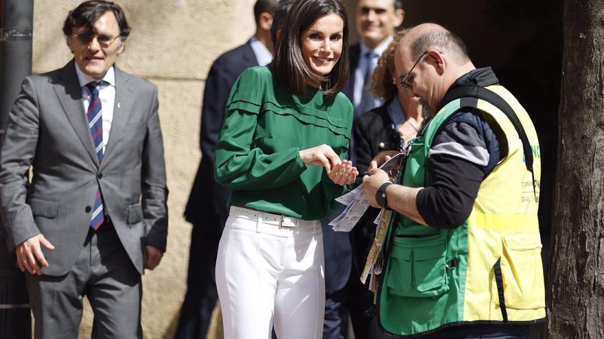 La reina Letizia estrena la primavera con una blusa verde y taconazos