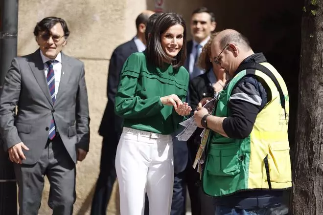 La reina Letizia estrena la primavera con una blusa verde y taconazos