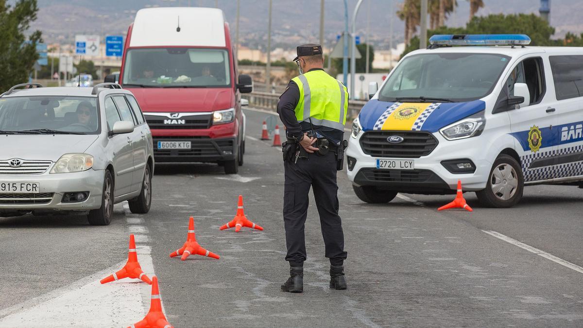 Controles y retenciones de tráfico a la entrada de Alicante por el cierre perimetral