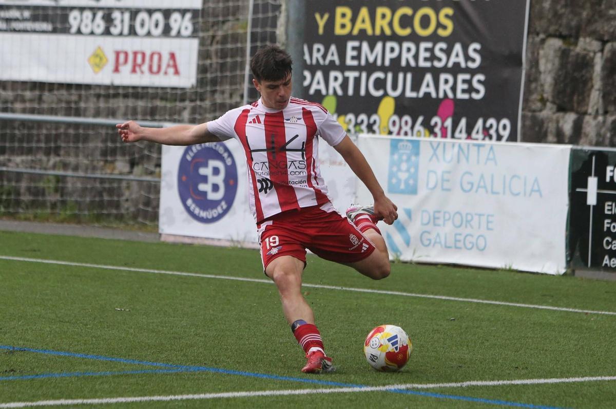 Jorge Guimeráns en una acción del encuentro de este fin de semana ante el Silva.
