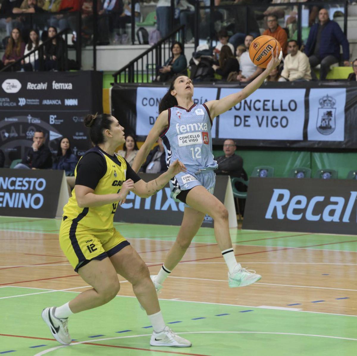 Marina Gea, en una entrada a canasta. | ALBA VILLAR