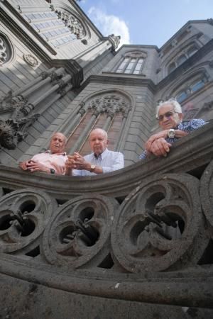 Los tres labrantes que remataron la última torre de la iglesia de Arucas