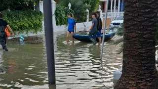 Vecinos de la playa de Piles: "¿El coche?, siniestro total; está muy afectado, sobre todo el sistema eléctrico"