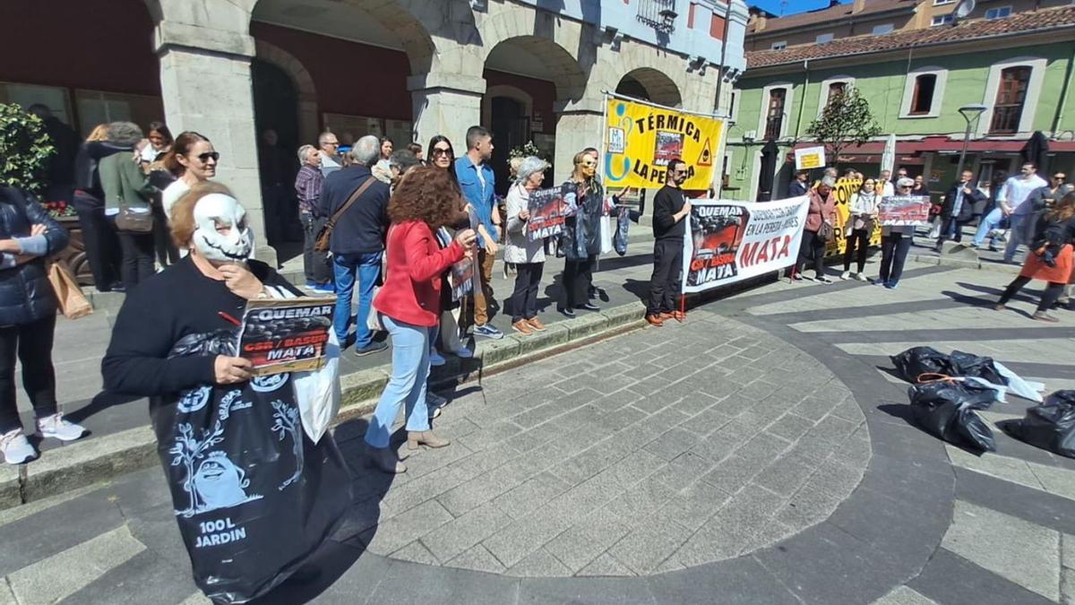 Concentración de rechazo ciudadano a la quema de residuos en La Pereda | EPE